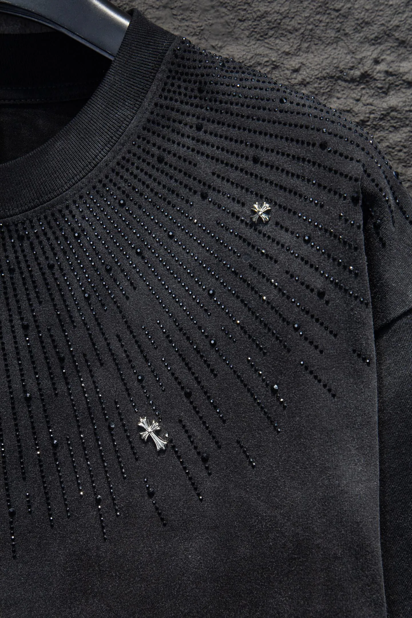 P190 Chrome hearts washed sandblasted rhinestone short sleeves • 25ss ⚠YB custom-woven custom-dyed fabric, color rhinestones, version The fabric is woven by imported machines. The uniqueness of the cloth texture creates a perfect garment effect. The fabric is made of 260g clean cloth with 320g 1*1 rib, 4-color environmentally friendly custom-dyed fabric, and the threads are in the same cylinder without color difference.  Garment dyeing, garment washing and snow-frying process, and local sandblasting to make it look old and white. Hat, collar, pockets, cuffs, front and rear threads. The details are clearly visible. Double yarn combed pure cotton high-end dust-free fabric, 32-pin high-end textile thread 70D ultra-fine elastic stitching, nearly invisible threading, close-fitting and comfortable. The white gray fabric is dyed and sanded to make it old, showing the grayish blue light effect of the original black. Thousands of Austrian rhinestones are specially ordered to have the bling of natural crystals under the light. Bling effect, multi-section reflective points, extremely high production cost, laser molding includes computer engraving machine and laser machine It is accurate in granules. Finally, it is ironed at high temperature to finalize the shape. After ironing, you need to repeatedly test the firmness on the ironing pattern. It can show colorful reflections under the light. The collar webbing extends to the shoulder for reinforcement, and the stitches are knocked down at the connection. The hem and The cuffs are all made of 0.2mm needle-pitch double-thread turning. They are carefully produced at a high cost. The weight of the whole garment reaches more than 1 kilogram. The attitude of making goods with a magnifying glass restores the quality and effect of the product. The full set of customized accessories only presents every detail to customers. The body of the garment is made of hardware and rhinestones, which greatly increases the interest of the garment and creates a unique visual effect. The special washing effect creates a unique aged effect.  The Paris short-sleeve must be the first short-sleeved piece in spring and summer that blurs the boundaries of unisex style. It has a classic dropped shoulder oversize version and a loose and casual upper body.  Color: Washed Black White Size: S M L XL
